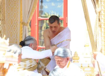 พระบาทสมเด็จพระเจ้าอยู่หัว สรงพระมุรธาภิเษก