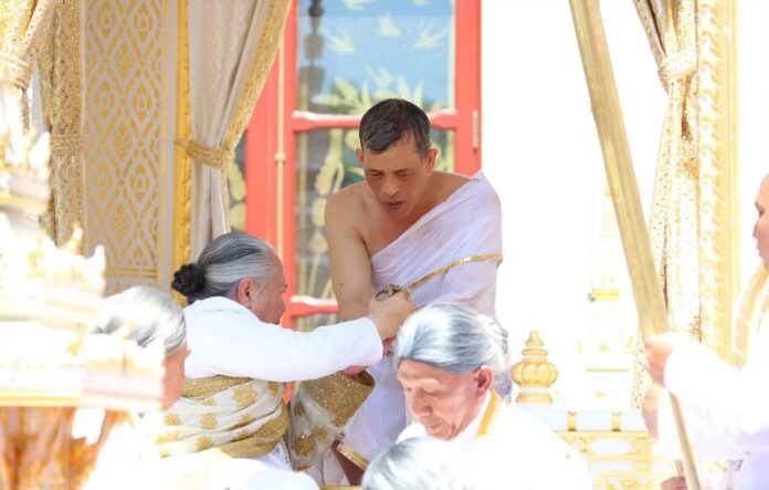พระบาทสมเด็จพระเจ้าอยู่หัว สรงพระมุรธาภิเษก