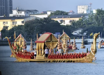 ขบวนพยุหยาตราทางชลมารคเลียบพระนคร