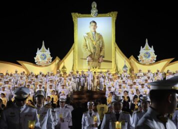 จุดเทียนชัยถวายพระพร
