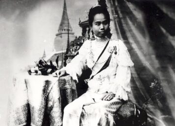 เจ้าดารารัศมี พระราชชายา พระนาม ว่า อึ่ง เจ้าดารารัศมีสิ้นพระชนม์ รัชกาลที่ 5 ตรัส ลูกเขาควรจะเป็นเจ้าฟ้า พระนางวิกตอเรียขอเจ้าดารารัศมีเป็นบุตรบุญธรรม เจ้าดารารัศมีไว้จุก เจ้าดารารัศมีซื้อสร้อยเพชร