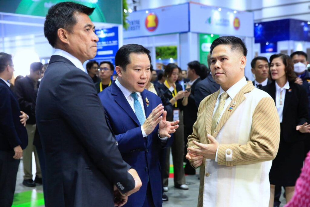 Sustainability Expo 2024 SX 2024 ฐาปน สิริวัฒนภักดี ประธานเจ้าหน้าที่บริหาร บริษัท ไทยเบฟเวอเรจ จำกัด (มหาชน) และ วราวุธ ศิลปอาชา รัฐมนตรีว่าการกระทรวงการพัฒนาสังคมและความมั่นคงของมนุษย์