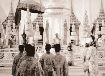 พระบาทสมเด็จพระมงกุฎเกล้าเจ้าอยู่หัว รัชกาลที่ 6 ทรงรับน้ำอภิเษก ในพระราชพิธีบรมราชาภิเษกสมโภช พ.ศ. 2454