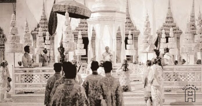 6 พระบาทสมเด็จพระมงกุฎเกล้าเจ้าอยู่หัว รัชกาลที่ 6 ทรงรับน้ำอภิเษก ในพระราชพิธีบรมราชาภิเษกสมโภช พ.ศ. 2454