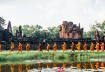 ปราสาทเปือยน้อย ขอนแก่น พระสงฆ์