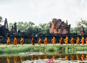 ปราสาทเปือยน้อย ขอนแก่น พระสงฆ์