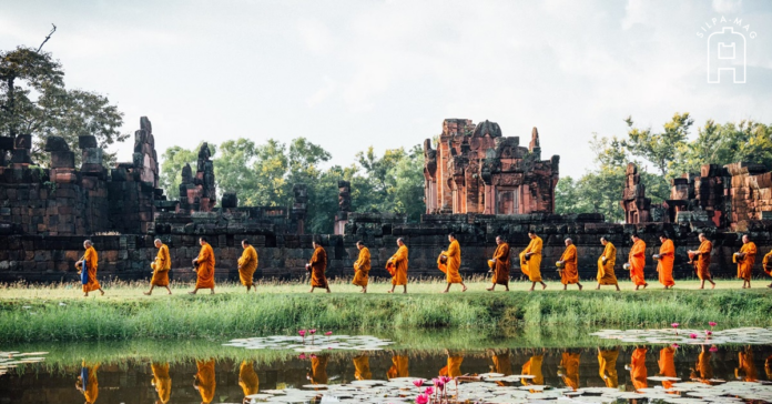 ปราสาทเปือยน้อย ขอนแก่น พระสงฆ์