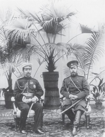 พระบาทสมเด็จพระจุลจอมเกล้าเจ้าอยู่หัวทรงฉายกับพระเจ้าซาร์นิโคลาสที่ 2 แห่งรัสเซียเมื่อเสด็จประพาสยุโรปครั้งแรก พ.ศ. 2440