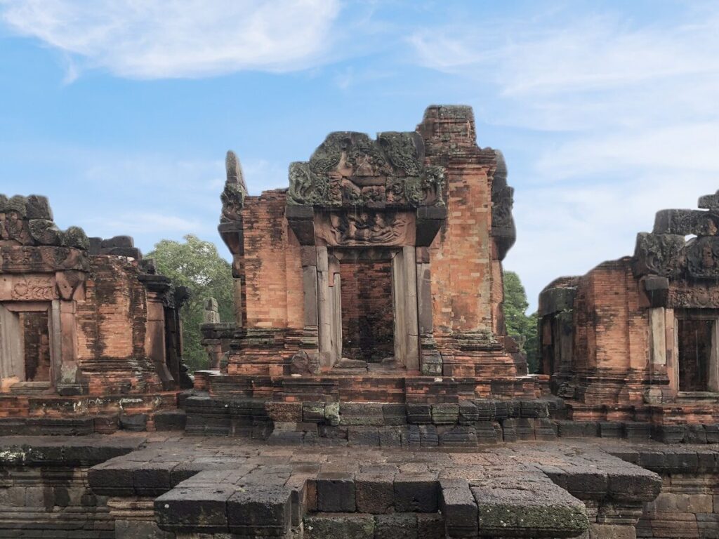 ปรางค์องค์ประธาน ปราสาทเปือยน้อย ทับหลังรูปพระนารายณ์บรรทมสินธุ์