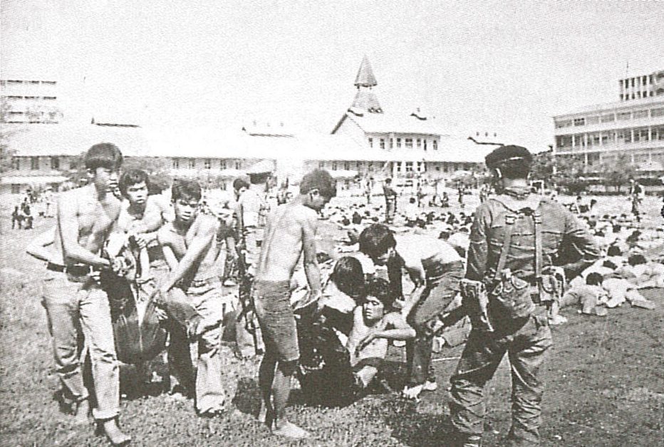 6 ตุลาคม 2519 นักศึกษา ประชาชน เจ้าหน้าที่รัฐ ตำรวจ ทหาร ล้อมปราบ
