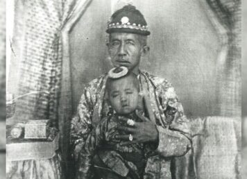 รัชกาลที่ 4 ทรงอุ้ม เจ้าฟ้าจันทรมณฑล สมเด็จพระเจ้าลูกเธอ เจ้าฟ้าจันทรมณฑล โสภณภควดี