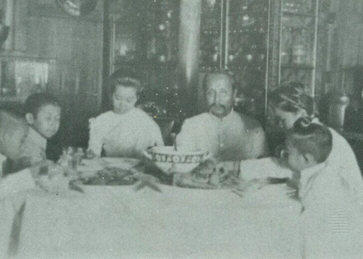 พระบาทสมเด็จพระจุลจอมเกล้าเจ้าอยู่หัว รัชกาลที่ 5 ปลาทู ทรงเสวยพระกระยาหาร ร่วมกับ พระเจ้าลูกเธอ และ พระเจ้าลูกยาเธอ อาหารโปรดของรัชกาลที่ 5 อาหารฝรั่งสมัยรัชกาลที่ 5