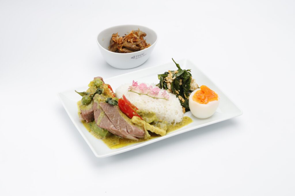 แกงเขียวหวานเนื้อซูวี เสิร์ฟพร้อมข้าวหอมมะลิ คอหมูผัดซอสหวาน ไข่ต้มยางมะตูม และใบเหลียงผัดไข่ หนึ่งในเมนูของ “Taste of Thai Tales”
