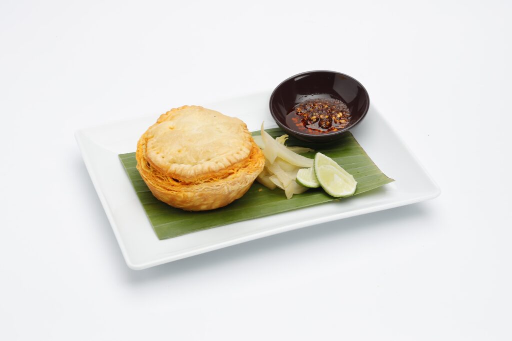 พายแกงฮังเลหมู พร้อมกระเทียมและขิงดองเสียบไม้ หนึ่งในเมนูของ “Taste of Thai Tales” จากไอเดียของเชฟโบ
