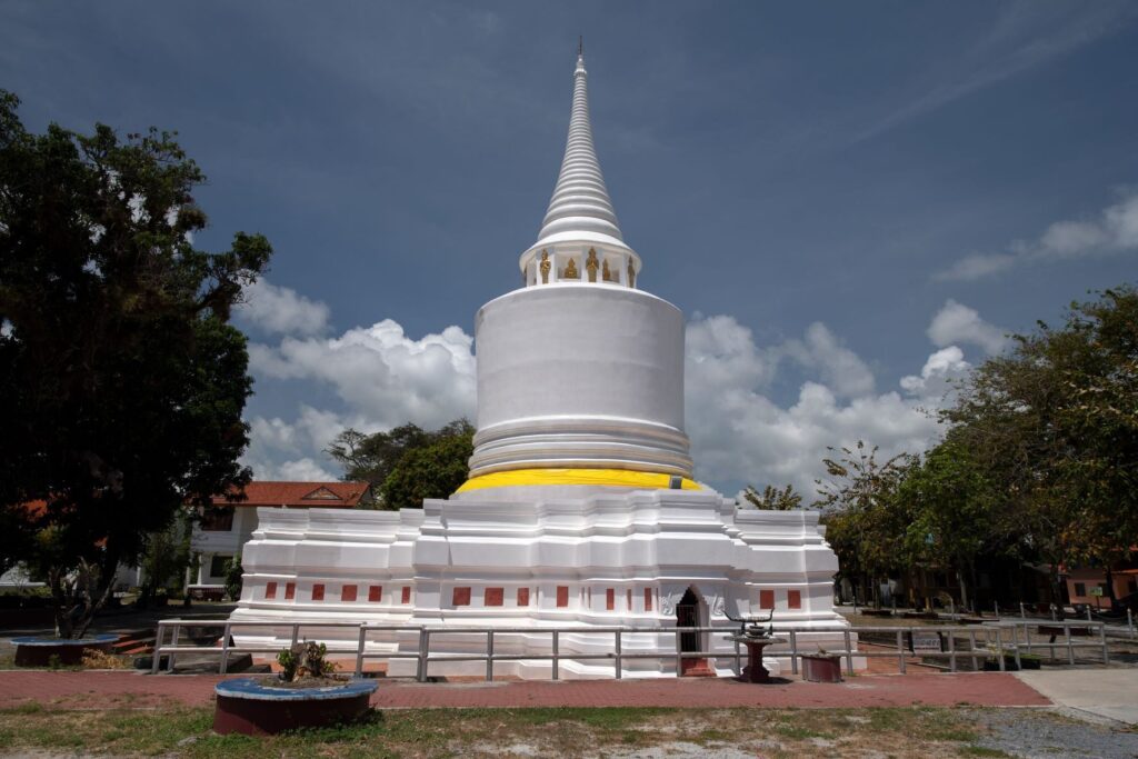 เจดีย์วัดจะทิ้งพระ