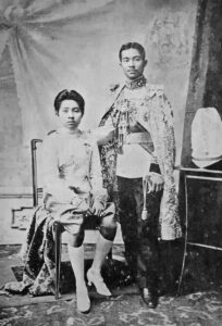 สมเด็จพระเจ้าบรมวงศ์เธอ เจ้าฟ้าบริพัตรสุขุมพันธุ์ กรมพระนครสวรรค์วรพินิต หม่อมเจ้าหญิงประสงค์สม คู่ครองพระราชโอรสในรัชกาลที่ 5