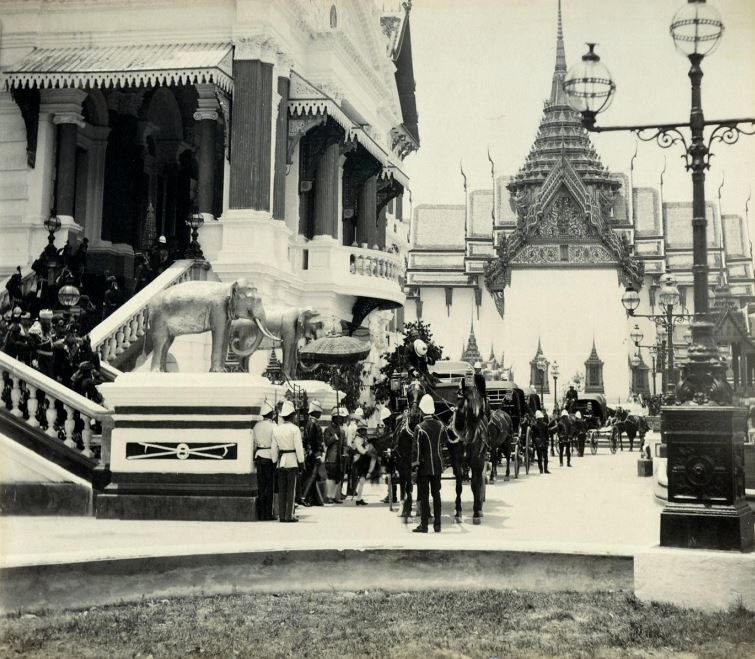 รถม้าพระที่นั่งสมัยรัชกาลที่ 5 ในภาพเป็นสมเด็จพระบรมโอรสาธิราช เจ้าฟ้ามหาวชิรุณหิศ สยามมกุฎราชกุมาร เสด็จขึ้นรถม้าพระที่นั่งซึ่งจอดเทียบอยู่หน้าพระที่นั่งจักรีมหาปราสาท ในคราวรับเสด็จพระเจ้าซาร์นิโคลัสที่ 2 แห่งรัสเชียเมื่อครั้งยังเป็นมกุฎราชกุมาร ขณะเสด็จฯ มาเยือนสยาม