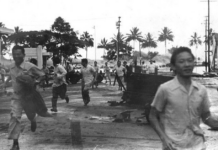 ภาพถ่ายในพิพิธภัณฑ์ Pacific Tsunami รัฐฮาวาย ผู้คนวิ่งหนีจากคลื่นสึนามิที่กำลังเข้าใกล้ในเมืองฮิโล รัฐฮาวาย เมื่อวันที่ 1 เมษายน พ.ศ. 2489 สึนามิในประวัติศาสตร์โลก