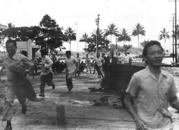 ภาพถ่ายในพิพิธภัณฑ์ Pacific Tsunami รัฐฮาวาย ผู้คนวิ่งหนีจากคลื่นสึนามิที่กำลังเข้าใกล้ในเมืองฮิโล รัฐฮาวาย เมื่อวันที่ 1 เมษายน พ.ศ. 2489 สึนามิในประวัติศาสตร์โลก