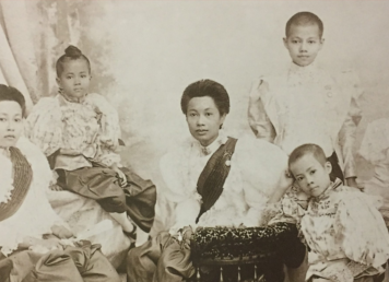 พระราชธิดาชั้นเจ้าฟ้าในรัชกาลที่ 5 ประทับจากซ้าย สมเด็จพระเจ้าบรมวงศ์เธอ เจ้าฟ้าจันทราสรัทวาร กรมขุนพิจิตรเจษฎ์จันทร์, สมเด็จพระเจ้าบรมวงศ์เอ เจ้าฟ้านิภานภดล กรมขุนอู่ทองเขตขัตติยนารี, สมเด็จพระเจ้าบรมวงศ์เอ เจ้าฟ้าเยาวมาลย์นฤมล กรมขุนสวรรคโลกลักษณวดี, สมเด็จพระเจ้าบรมวงศ์เอ เจ้าฟ้ามาลินีนพดารา กรมขุนศรีสัชนาลัยสุรกัญญา, สมเด็จพระเจ้าบรมวงศ์เธอ เจ้าฟ้าสุทธาทิพยรัตน์ กรมหลวงศรีรัตนโกสินทร ประทับยืน สมเด็จพระปิตุจฉาเจ้า เจ้าฟ้าวไลยอลงกรณ์ กรมหลวงเพชรบุรีราชสิรินธร ราชพัสตราภรณ์ ราชสำนักฝ่ายใน