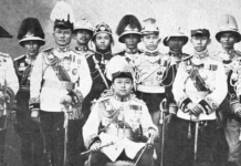 รัชกาลที่ 6 ทรงฉายพระฉายาลักษณ์ร่วมกับราชองครักษ์ ครุฑสัมฤทธิ์ ยอดธงชัยเฉลิมพล ครุฑสัมฤทธิ์บนยอดธงชัยเฉลิมพล