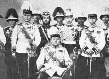 รัชกาลที่ 6 ทรงฉายพระฉายาลักษณ์ร่วมกับราชองครักษ์ ครุฑสัมฤทธิ์ ยอดธงชัยเฉลิมพล ครุฑสัมฤทธิ์บนยอดธงชัยเฉลิมพล