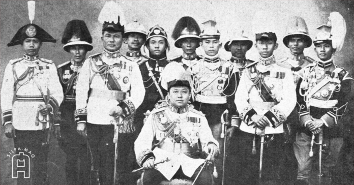 Cover photo รัชกาลที่ 6 ทรงฉายพระฉายาลักษณ์ร่วมกับราชองครักษ์ ครุฑสัมฤทธิ์ ยอดธงชัยเฉลิมพล ครุฑสัมฤทธิ์บนยอดธงชัยเฉลิมพล