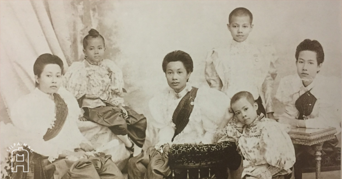 Cover photo พระราชธิดาชั้นเจ้าฟ้าในรัชกาลที่ 5 ประทับจากซ้าย สมเด็จพระเจ้าบรมวงศ์เธอ เจ้าฟ้าจันทราสรัทวาร กรมขุนพิจิตรเจษฎ์จันทร์, สมเด็จพระเจ้าบรมวงศ์เอ เจ้าฟ้านิภานภดล กรมขุนอู่ทองเขตขัตติยนารี, สมเด็จพระเจ้าบรมวงศ์เอ เจ้าฟ้าเยาวมาลย์นฤมล กรมขุนสวรรคโลกลักษณวดี, สมเด็จพระเจ้าบรมวงศ์เอ เจ้าฟ้ามาลินีนพดารา กรมขุนศรีสัชนาลัยสุรกัญญา, สมเด็จพระเจ้าบรมวงศ์เธอ เจ้าฟ้าสุทธาทิพยรัตน์ กรมหลวงศรีรัตนโกสินทร ประทับยืน สมเด็จพระปิตุจฉาเจ้า เจ้าฟ้าวไลยอลงกรณ์ กรมหลวงเพชรบุรีราชสิรินธร ราชพัสตราภรณ์ ราชสำนักฝ่ายใน