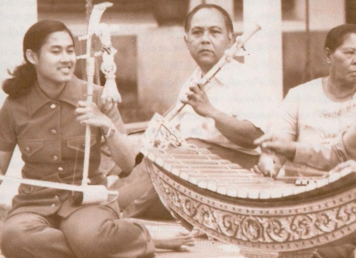 สมเด็จพระกนิษฐาธิราชเจ้า กรมสมเด็จพระเทพรัตนราชสุดาฯ สยามบรมราชกุมารี ขณะทรงดนตรี เพลง ไทยดำเนินดอย กรมสมเด็จพระเทพฯ เพลงไทยดำเนินดอย