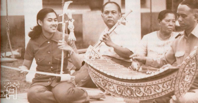 Cover photo สมเด็จพระกนิษฐาธิราชเจ้า กรมสมเด็จพระเทพรัตนราชสุดาฯ สยามบรมราชกุมารี ขณะทรงดนตรี เพลง ไทยดำเนินดอย กรมสมเด็จพระเทพฯ เพลงไทยดำเนินดอย