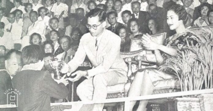 Cover photo King Rama 9 รัชกาลที่ 9 พระพันปีหลวง พระราชทาน รางวัล กีฬา แบดมินตัน กีฬาแหลมทอง ครั้งแรก การแข่งขันกีฬาแหลมทอง 12 ธันวาคม 2502