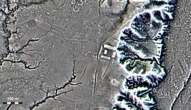 ภาพจาก LiDAR แสดงถึงการซับซ้อนของแท่นดิน ที่นิจิอามานช์ ตั้งอยู่ฝั่งขวาของแม่น้ำอูปาโนตอนกลาง