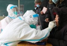 เจ้าหน้าที่การแพทย์ ตรวจเชื้อ ไวรัสโคโรนา ไวรัสอู่ฮั่น หรือ โควิด-19 ให้ ประชาชน เมืองเสิ่นหยาง ประเทศจีน