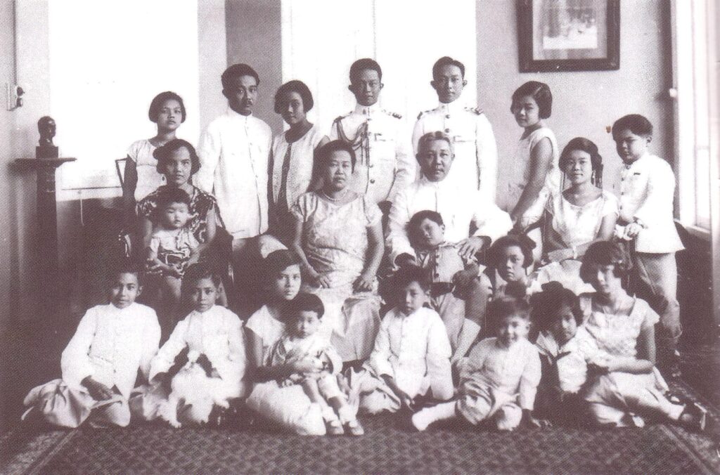 พระเจ้าบรมวงศ์เธอ พระองค์เจ้ากิติยากรวรลักษณ์ กรมพระจันทบุรีนฤนาถ หม่อมเจ้าหญิงอัปสรสมาน เทวกุล และพระโอรส พระธิดา