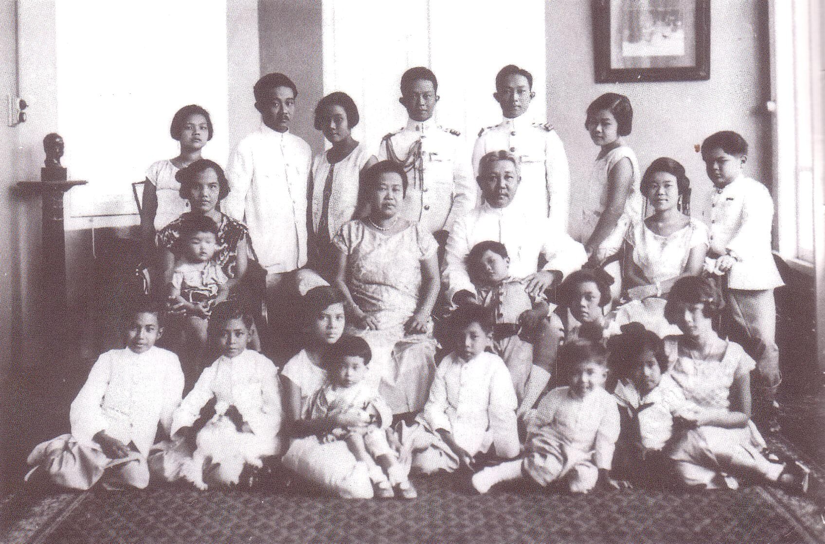 พระเจ้าบรมวงศ์เธอ พระองค์เจ้ากิติยากรวรลักษณ์ กรมพระจันทบุรีนฤนาถ หม่อมเจ้าหญิงอัปสรสมาน เทวกุล และพระโอรส พระธิดา