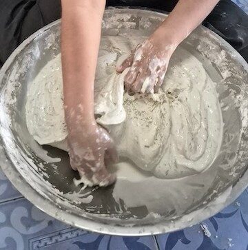 การกวนแป้งขนมเทียนเพื่อนำไปห่อไส้