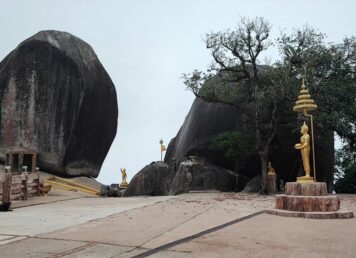 หินลูกพระบาท รอยพระพุทธบาท เขาคิชฌกูฏ (เขาพระบาทพลวง) รอยพระพุทธบาทที่สูงที่สุดในไทย