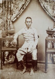 พระเจ้าอินทวิชยานนท์ เจ้าผู้ครองนครเชียงใหม่ พระนางวิกตอเรียขอเจ้าดารารัศมีเป็นบุตรบุญธรรม