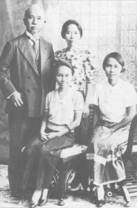 กรมดำรง กับ พระธิดา หม่อมเจ้าหญิงพูนพิศมัย หม่อมเจ้าหญิงพิไลยเลขา ธิดา ของ หม่อมเฉื่อย หม่อมในกรมดำรง หม่อมเจ้าหญิงพัฒนายุ ธิดา ของ หม่อมลำดวน