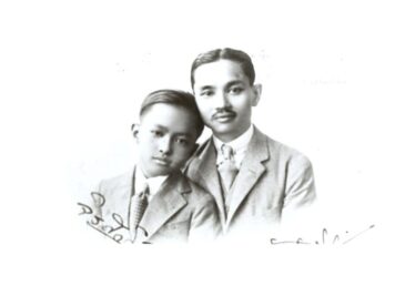 รัชกาลที่ 7 และ พระองค์เจ้าจิรศักดิ์สุประภาต พระราชโอรสบุญธรรม นามสกุลศักดิเดชน์