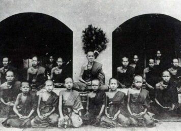 ภาพถ่าย ครูบาศรีวิชัย กับ พระสงฆ์ ที่ วัดสิงห์ เชียงใหม่ ประกอบ พัดดำรงธรรม