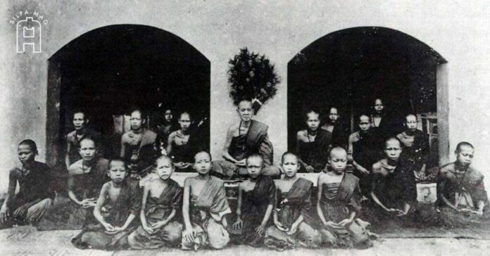 ภาพถ่าย ครูบาศรีวิชัย กับ พระสงฆ์ ที่ วัดสิงห์ เชียงใหม่ ประกอบ พัดดำรงธรรม