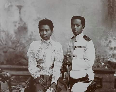 กรมหลวงชุมพรเขตรอุดมศักดิ์ พระองค์เจ้าหญิงทิพยสัมพันธ์ พระบิดา และ พระมารดา พระองค์เจ้าอาทิตย์ทิพอาภา