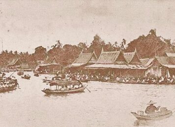 ภาพเก่า คลองตัน คลองแสนแสบ มี เรือพาย และ เรือนแพ ประกอบเรื่อง ตำนานคลองแสนแสบ