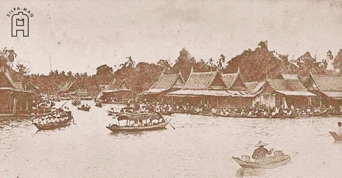 ภาพเก่า คลองตัน คลองแสนแสบ มี เรือพาย และ เรือนแพ ประกอบเรื่อง ตำนานคลองแสนแสบ