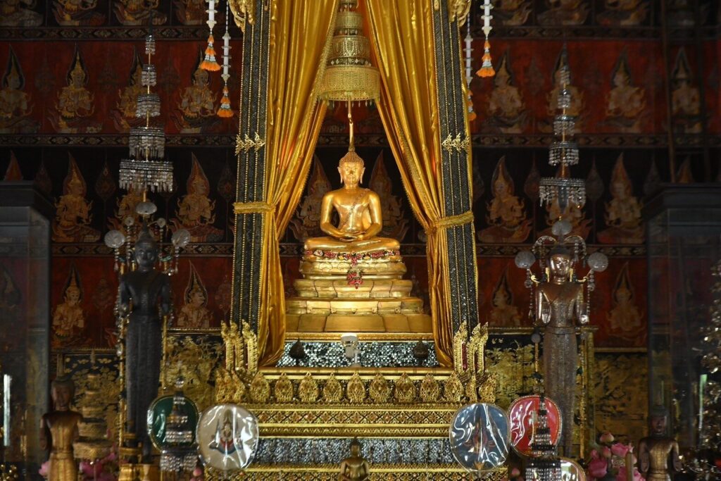 พระพุทธสิหิงค์ พระที่นั่งพุทไธสวรรย์ นิยม กราบไหว้ สงกรานต์ไทย ปีใหม่ไทย 