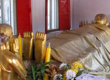 พระนอนหงาย