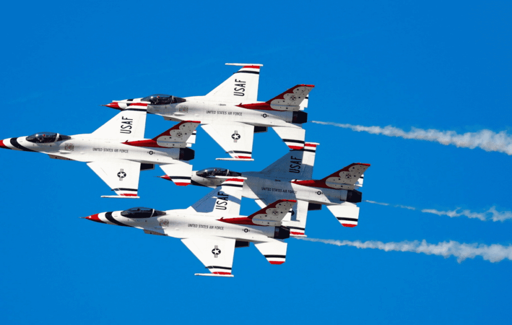 Thunderbirds ฝูงบินผาดแผลง กองทัพอากาศ สหรัฐ