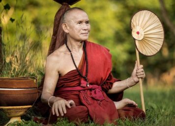 พระสงฆ์ ห่ม จีวรสีแดง