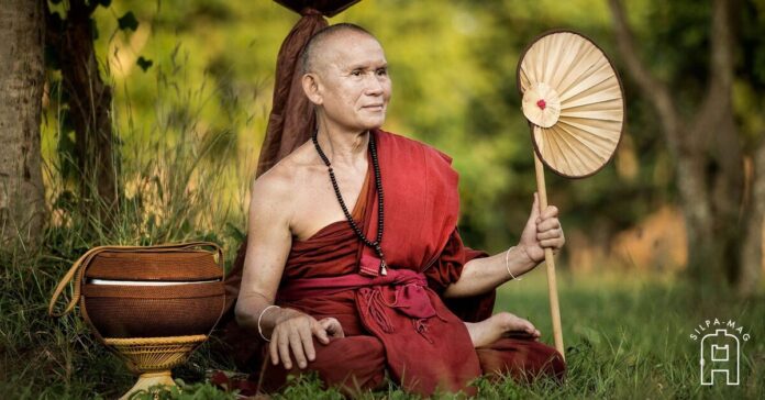 noii พระสงฆ์ ห่ม จีวรสีแดง